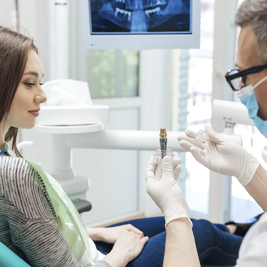 Implantes Dentales en Almoyna Dental