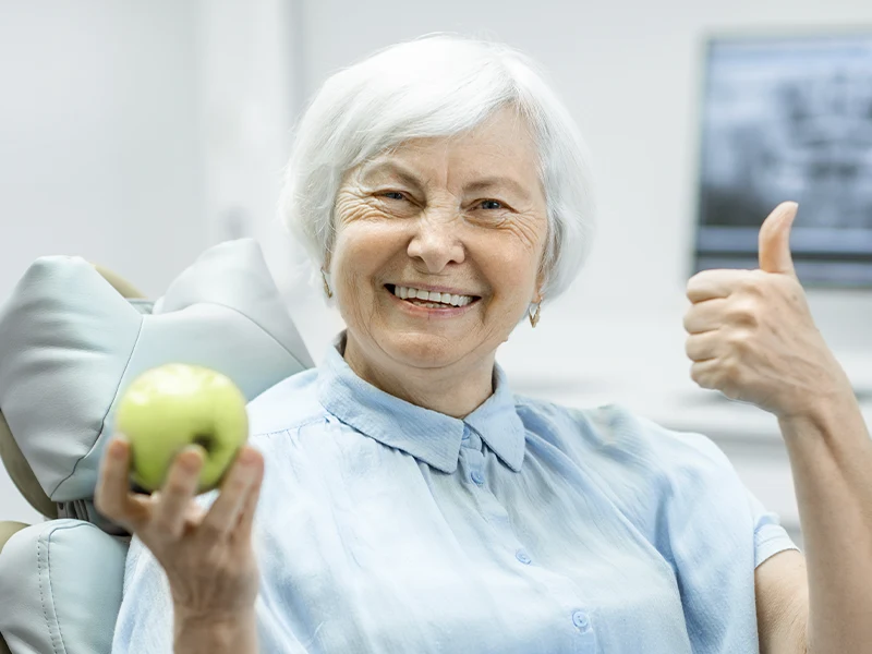 Mujer recupera la funcionalidad de sus dientes gracias a los implantes