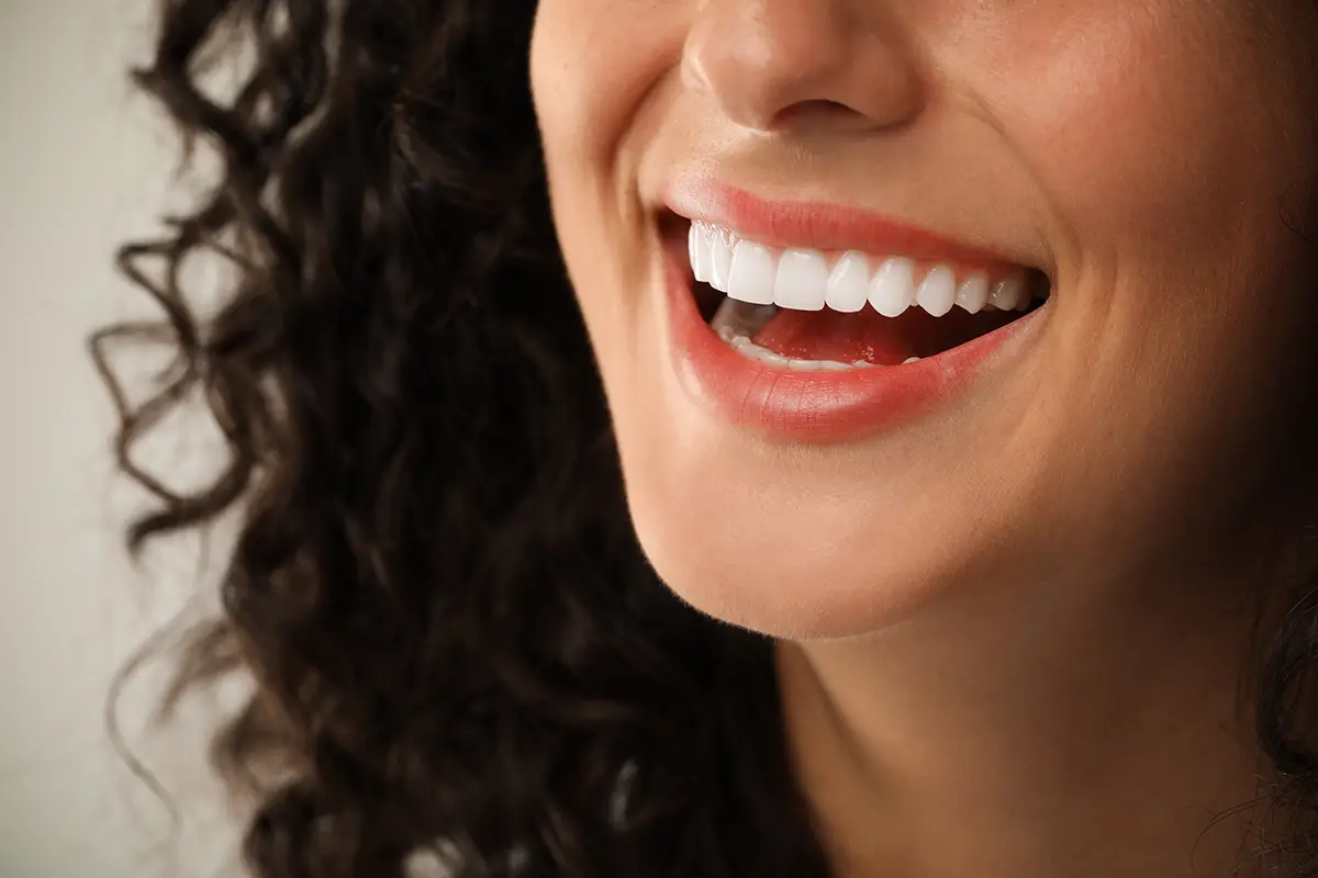 Mujer con implante dental sonriendo
