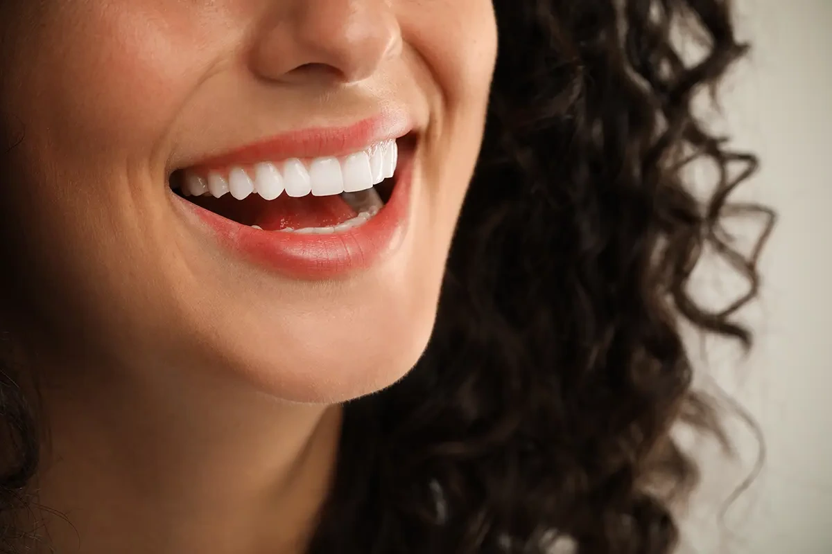 Mujer con implante dental sonriendo