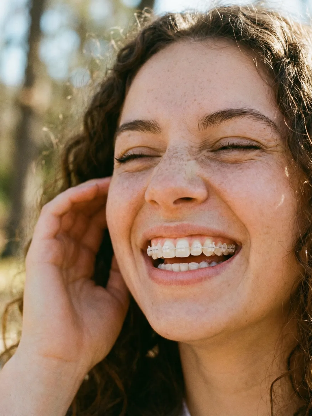 Chica brackets estéticos