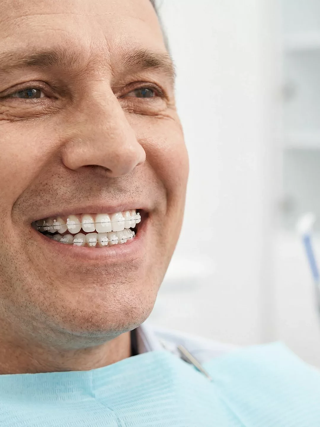 Hombre adulto brackets estéticos